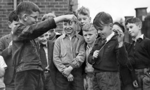 Children-playing-conkers-007