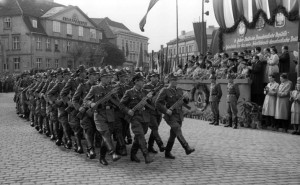 Bundesarchiv_Bild_183-33349-0002,_Neustrelitz,_Jahrestag_der_DDR,_Volkspolizei